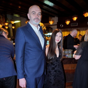 Zuzana doprovodila tatínka Reného na filmovou premiéru
Zuzana doprovodila tatínka Reného na filmovou premiéru