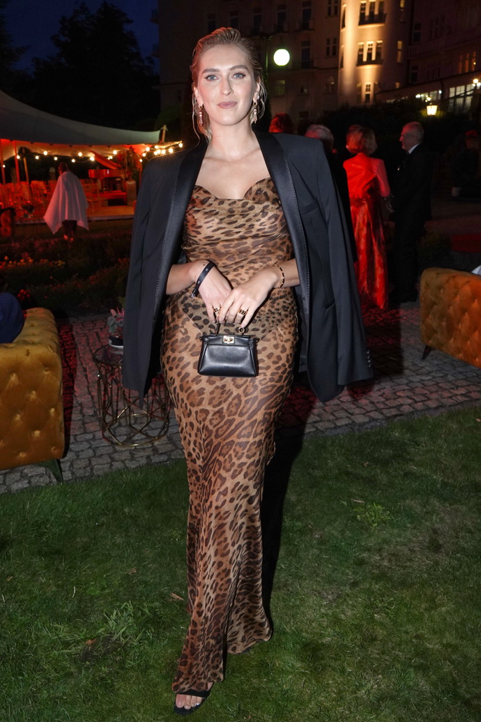 Moderátorka Zorka Hejdová si na fillmový festival do Karlových Varů oblékla hit letošního léta. Šaty s leopardím vzorem, které navíc okořenila tím, že byly ušity z průsvitné látky.
