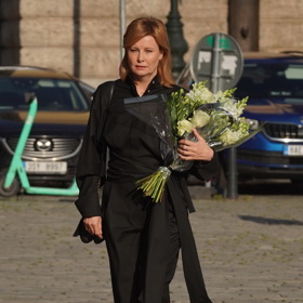 Jitka Schneiderová je už pravidelně ozdobou každé události. Na rozloučení s parťákem Jiřím Bartoškou jí to opět velmi slušelo. I pro ni muselo být rozloučení bolestivé, protože s Aňou Geislerovou, která se omluvila, a Taťánou Dykovou bývaly nerozlučnou ozdobou MFF v Karlových Varech.
Jitka Schneiderová je už pravidelně ozdobou každé události. Na rozloučení s parťákem Jiřím Bartoškou jí to opět velmi slušelo. I pro ni muselo být rozloučení bolestivé, protože s Aňou Geislerovou, která se omluvila, a Taťánou Dykovou bývaly nerozlučnou ozdobou MFF v Karlových Varech.