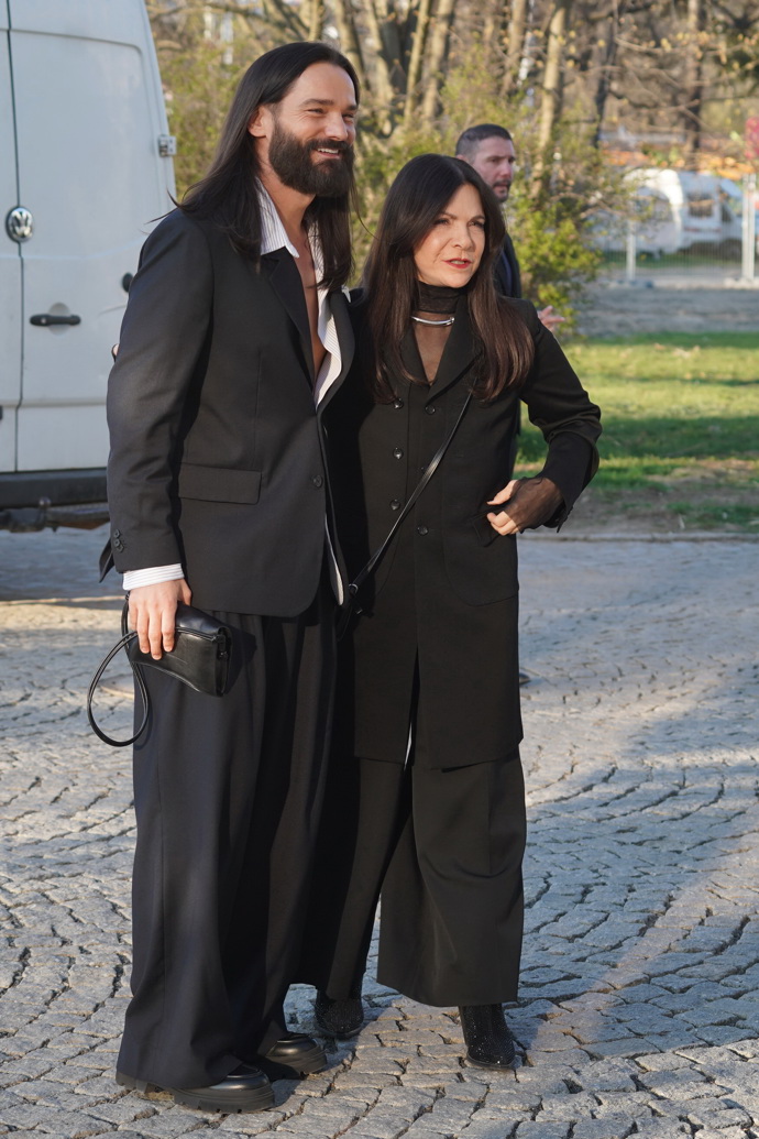 Anna K přišla v černé a nešlápla vedle. 
