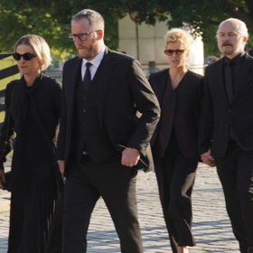 Vedení MFF KV, Kryštof Mucha a Karel Och s manželkami, výkonný a umělecký ředitel KVIFF. Elegantní, sladění.
Vedení MFF KV, Kryštof Mucha a Karel Och s manželkami, výkonný a umělecký ředitel KVIFF. Elegantní, sladění.
