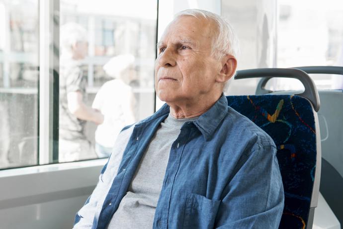 Petřin tatínek je už nyní nějakou dobu v léčebně. Petra za ním chodí. Drásá jí, že ji odchází před očima. Někdy ji ani nepozná. Ale je šťastná, že se rozhodla přenechat péči odborníkům.
Petřin tatínek je už nyní nějakou dobu v léčebně. Petra za ním chodí. Drásá jí, že ji odchází před očima. Někdy ji ani nepozná. Ale je šťastná, že se rozhodla přenechat péči odborníkům.