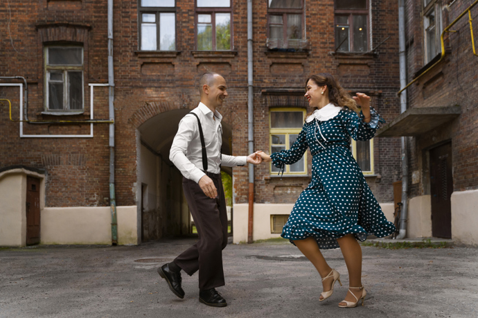 7. Jazz dance
Posiluje svaly nohou i trupu a rozvíjí koordinaci. Díky rytmu a hudbě má pozitivní vliv i na psychickou pohodu.
