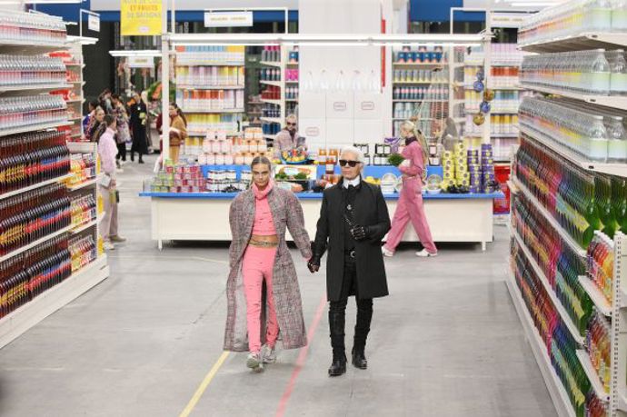 Ready-To-Wear, Fall/Winter 2014/15

Kdo dokáže proměnit pařížský The Grand Palais v nákupní centrum plné chanelovských produktů (od kapesníků Gabrielle Chanel až po motorovou pilu s chanel řetízkem)? Ano, hádáte správně! Karl Lagerfeld. Mimochodem, společnost mu na této přehlídce dělala jeho múza Cara Delevingne.
