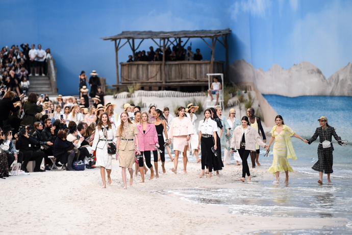 CHANEL SPRING/SUMMER 2019

Spadané listí na podzim, slunečná pláž u moře v létě. Grand Palais dostal díky přehlídkám Chanel už mnoho podob.
