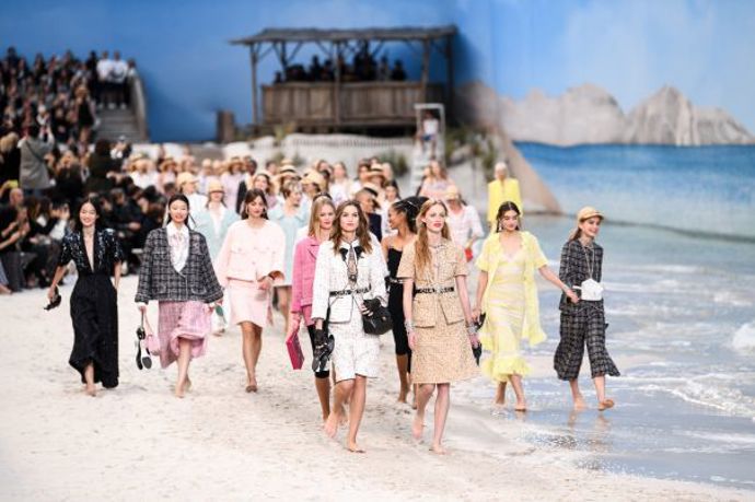 Paris Fashion Week, Spring/Summer 2019

A zapomenout nemůžeme ani na jednu z posledních přehlídek Karla Lagerfelda, během které se The Grand Palais proměnil v mořskou pláž. Nechyběl ani písek, po kterém se modelky procházely bez bot. 
