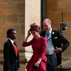 Opět Alexander McQueen, tentokrát ve vínové barvě na svatbě princezny Eugenie z Yorku.
