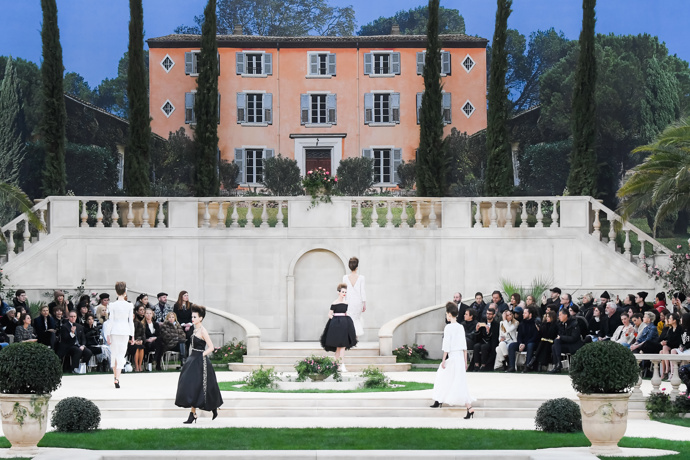 CHANEL HAUTE COUTURE SPRING/SUMMER 2019

Poslední přehlídka Karla Lagerfelda a první v jeho kariéře, které se osobně nezúčastnil.
