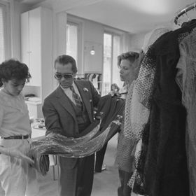 Karl Lagerfeld v Chloé

Tento týden v úterý zesnulý Karl Lagerfeld rovněž působil u Chloé, a to dokonce dvakrát. Ještě před tím, než se proslavil v módních domech Chanel a Fendi, vedl Chloé v roce 1974 a 1992. S Chloé však spolupracoval už od roku 1964 a právě za deset let jeho působení se tato značka zapsala do historie jako bohémská s výraznými potisky na splývavých šatech, které byly sebevědomé, zábavné a osvobozující. Pod jeho kreativním dohledem se Chloé dostalo mezinárodního úspěchu, což z Lagerfelda udělalo jméno, které začali všichni brát vážně.

Jeho modely pravidelně nosily Jacqueline Kennedy Onassis nebo Brigitte Bardot. Deset let poté, co se stal kreativním ředitelem značky Chanel, se do Chloé opět vrátil, tentokrát jeho tamní působení už nebylo tak úspěšné. V roce 1997 Chloé převzala tehdy pouze pětadvacetiletá Stella McCartney. 
