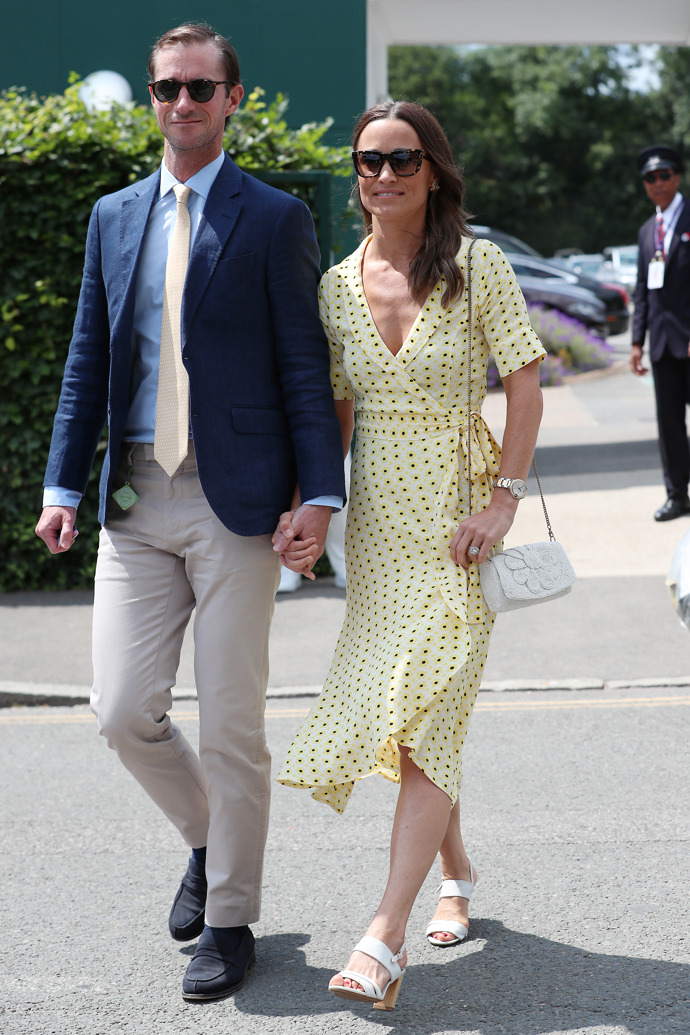 Pastelově žluté šaty se slunečnicemi oblékla Pippa Middleton na Wimbledon 2019.
Pastelově žluté šaty se slunečnicemi oblékla Pippa Middleton na Wimbledon 2019.