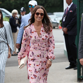 V růžových šatech s drobným květinovým vzorem dorazila Pippa Middleton na Wimbledon v roce 2019.
