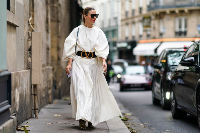 Celobílým outfitem s plisovanou bílou sukní nemůžete nic zkazit. Pro ozvláštnění a definování siluety přidejte výrazný pásek.
