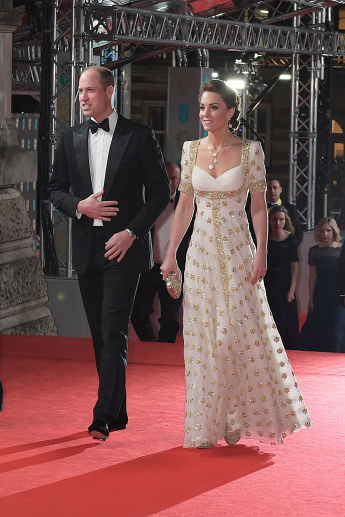 Princ William, vévoda z Cambridge a Catherine, vévodkyně z Cambridge v bílých šatech se zlatým zdobením Alexander McQueen
