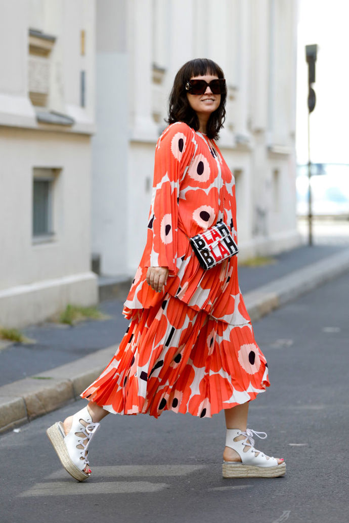 Influencerka a moderátorka Vreni Frost v plisovaném kompletu značky Marimekko
