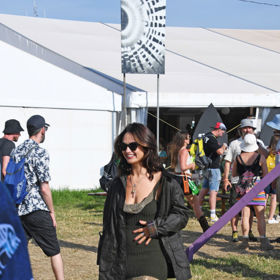 Herečka Lily James výbavu nepodcenila – na festival Glastonbury vyrazila v holínkách a nepromokavé bundě, díky šatům a šperkům ale zůstala stále elegantní.
