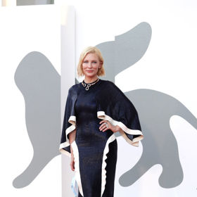 Cate Blanchett v šatech od Estebana Salazara, lodičkách Clergerie a špercích Pomellato
Cate Blanchett v šatech od Estebana Salazara, lodičkách Clergerie a špercích Pomellato