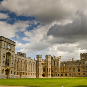 Vydejte se na Windsor, kde si princ Harry vezme Meghan Markle

Obřad prince Harryho a Meghan se uskuteční 19. května v kapli sv. Jiří na hradě Windsor. V tento den se do hradu sice nedostanete, ale můžete ho navštívit kdykoliv jindy, pokud si uděláte včas rezervaci. Rozhodnete-li se do Windsoru vydat, budete mít možnost projít se po stejných místech jako Harry s Megan, a zároveň si prohlédnout nejstarší a největší obývaný hrad na světě. Navíc, v sobotu nebo v neděli, máte šanci zahlédnout Její Veličenstvo královnu, která zde tráví většinu svých víkendů.

Vstupenky pořídíte za 20,50 liber nebo za 53,00 liber pro rodinný vstup (2 dospělí a 3 děti mladší 17 let).

https://www.royalcollection.org.uk/visit/windsorcastle
