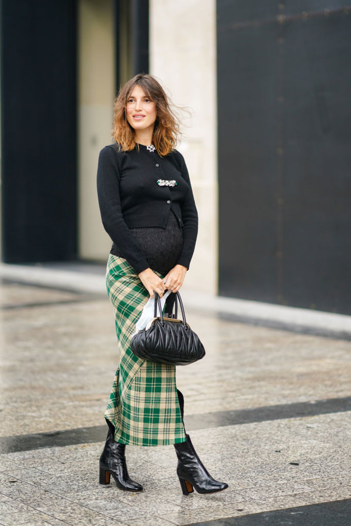 Těhotenský outfit podle Jeanne – v kostkované sukni a černém svetříku vyrazila do ulic Paříže
Těhotenský outfit podle Jeanne – v kostkované sukni a černém svetříku vyrazila do ulic Paříže