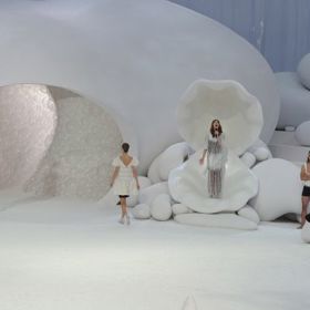 Ready-To-Wear, Spring/Summer 2012
Kreativitě se meze nekladou! Pod to by se jistě podepsal i Karl Lagerfeld, který svou módní show pro kolekci jaro/léto 2012 zrežíroval v podmořském světě. To vše za doprovodu úžasných vokálů zpěvačky Florence Welch.
Ready-To-Wear, Spring/Summer 2012
Kreativitě se meze nekladou! Pod to by se jistě podepsal i Karl Lagerfeld, který svou módní show pro kolekci jaro/léto 2012 zrežíroval v podmořském světě. To vše za doprovodu úžasných vokálů zpěvačky Florence Welch.