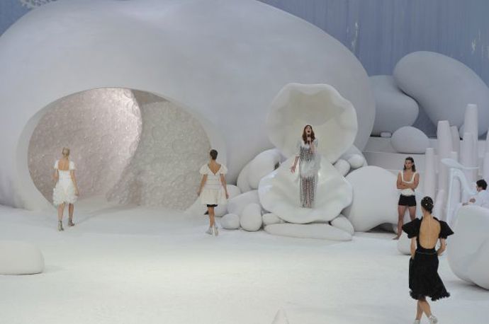 Ready-To-Wear, Spring/Summer 2012

Kreativitě se meze nekladou! Pod to by se jistě podepsal i Karl Lagerfeld, který svou módní show pro kolekci jaro/léto 2012 zrežíroval v podmořském světě. To vše za doprovodu úžasných vokálů zpěvačky Florence Welch. 

