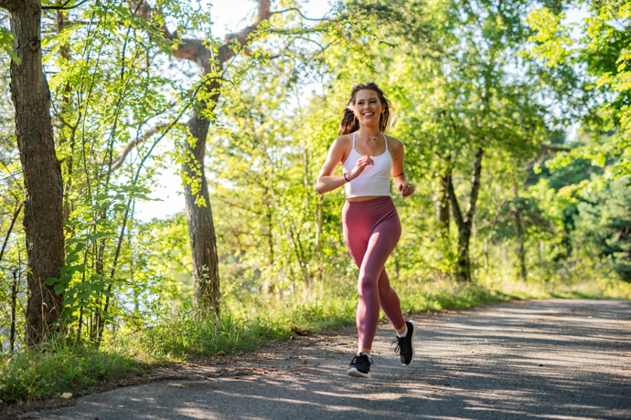 Posilovat můžete i doma, ani nepotřebujete chodit do fitness centra. Cviky najdete například na YouTube. 

