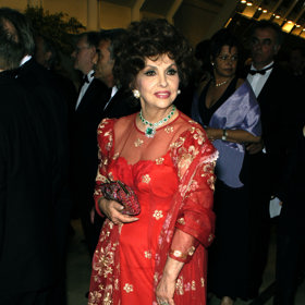 Gina Lollobrigida během filmového festivalu v Cannes v roce 2003.
Gina Lollobrigida během filmového festivalu v Cannes v roce 2003.