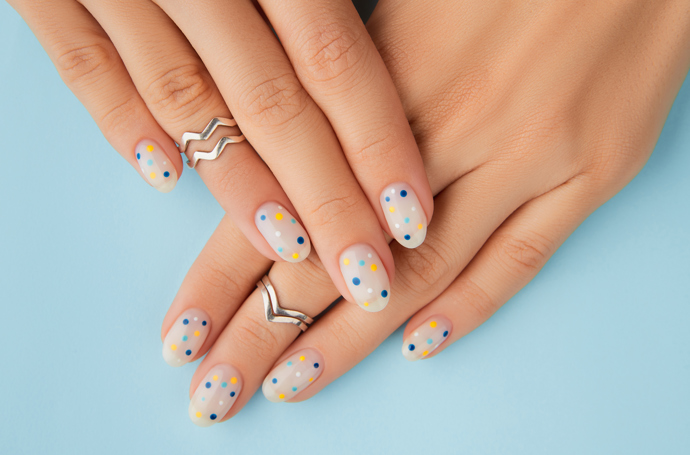 Inspirace pro letní manikúru 2024: Žlutá i modrá jsou trendy barvy. Zkombinujte je dohromady v jednoduchém tečkovaném nail artu.
