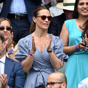 V kostkovaných šatech nechyběla na loňském Wimbledonu. 
