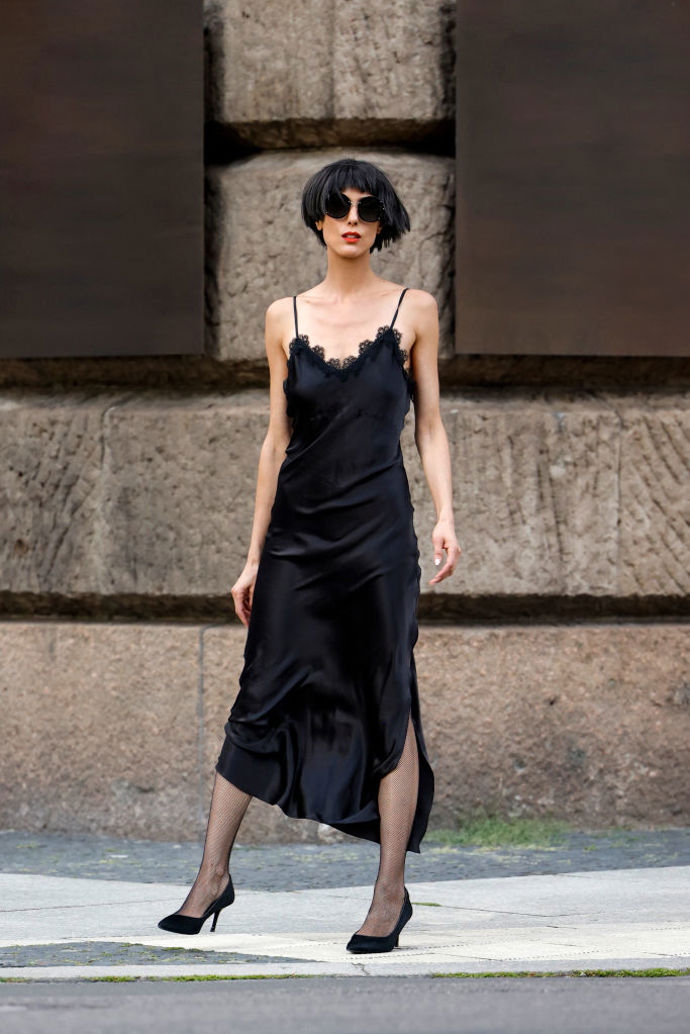 Se slip šaty s krajkou můžete zvolit i celočerný look
