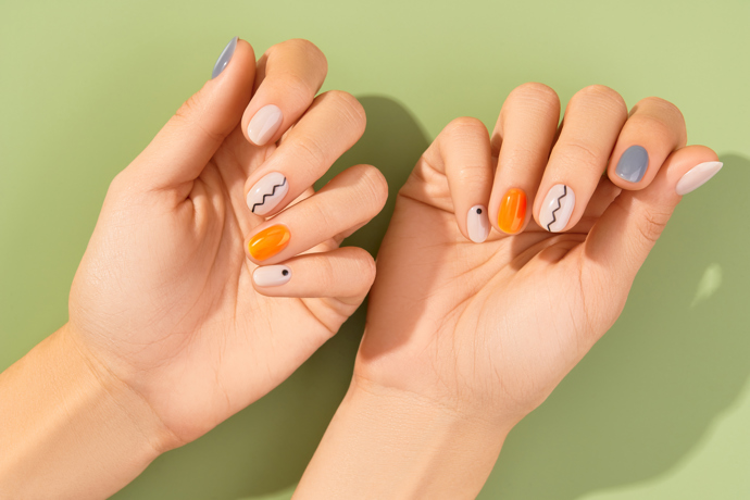 Inspirace pro letní manikúru 2024: Stále letí pestrý nail art, který je na každém prstu jiný. Oblíbená je geometrie i kombinace s jednoduše nalakovanými nehty.
