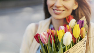 Žena s tulipány