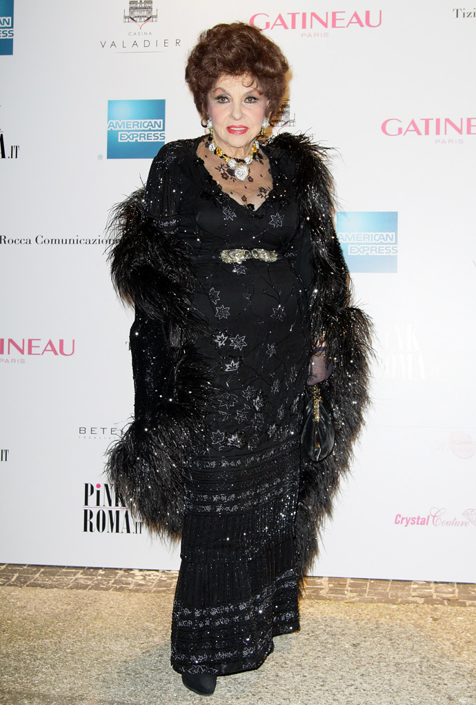 Na akci, která se v roce 2013 konala v Římě, oblékla černé zdobené šaty. 
