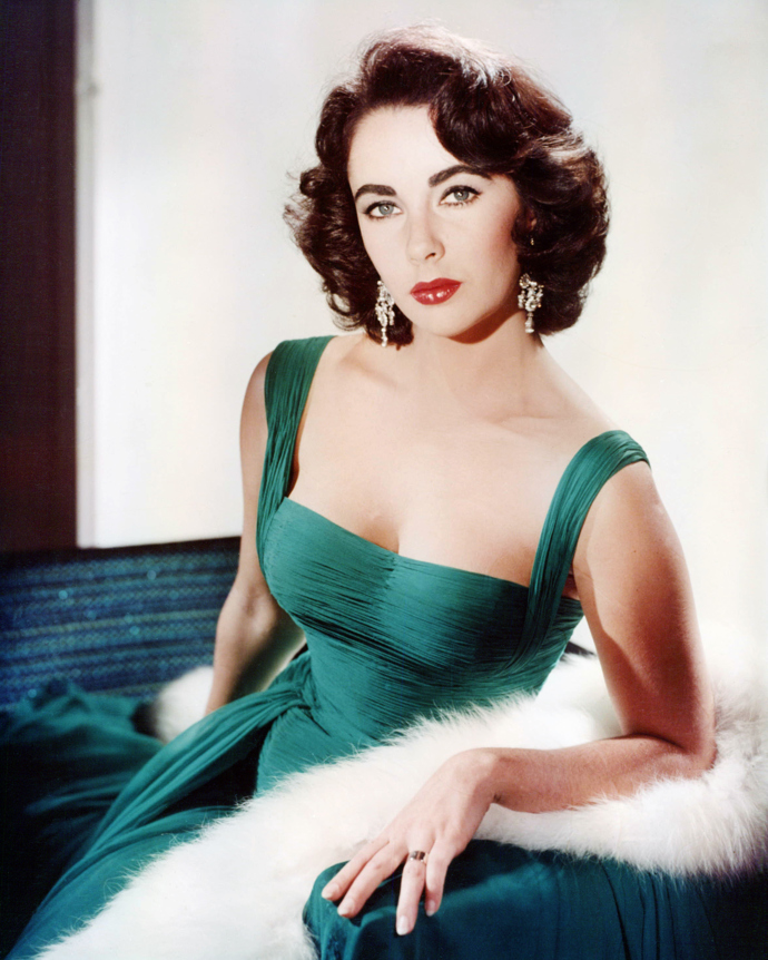 Elizabeth Taylor, která se narodila 27. února 1932, byla americká herečka a vývojářka voňavek a parfémů, jedna z velkých hollywoodských hvězd stříbrného plátna 20. století, dvojnásobná držitelka ceny Americké filmové akademie, která se stala jedním z filmových sex-symbolů své doby.
Elizabeth Taylor, která se narodila 27. února 1932, byla americká herečka a vývojářka voňavek a parfémů, jedna z velkých hollywoodských hvězd stříbrného plátna 20. století, dvojnásobná držitelka ceny Americké filmové akademie, která se stala jedním z filmových sex-symbolů své doby.