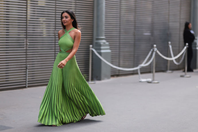 Zelené plisované šaty s průstřihy jsou natolik efektní, že nepotřebují žádné výrazné doplňky.
