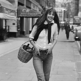 Jane Birkin v roce 1973 s jejím ikonickým košíkem místo kabelky
