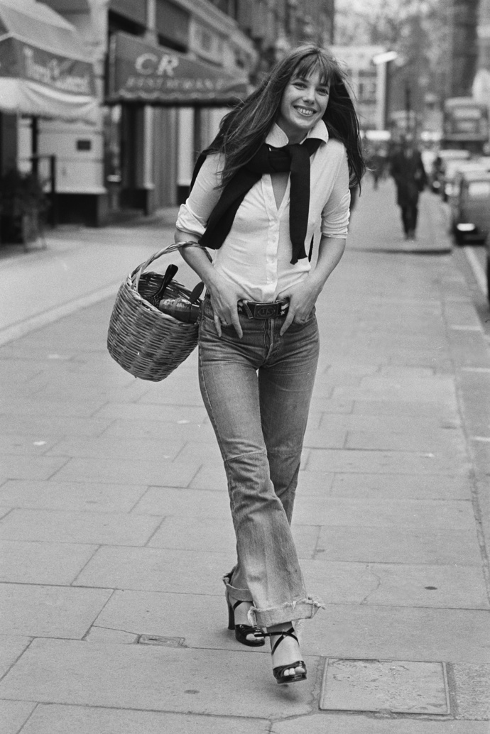 Jane Birkin v roce 1973 s jejím ikonickým košíkem místo kabelky

