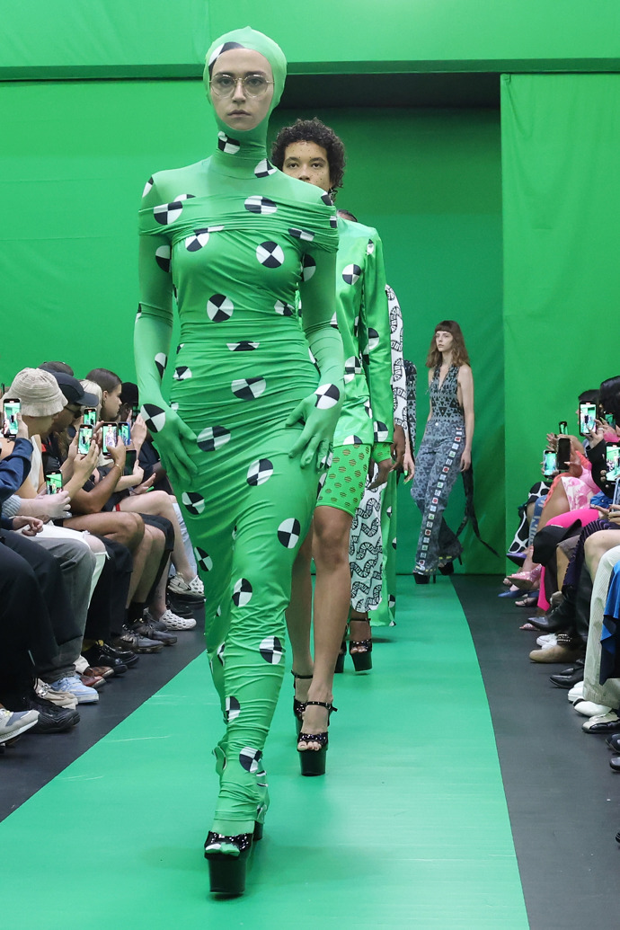 V loňském i letošním roce se prošla na Fashion Weeku. Na fotce je zachycena na show Maisie Wilen. 
