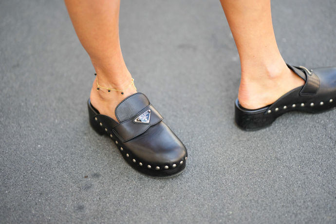 Nazouváky clogs se objevily i v kolekci značky Prada.

