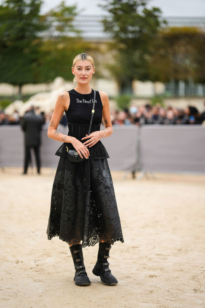 Černou krajkovou sukni můžete sladit do outfitu s rockerským nádechem.
