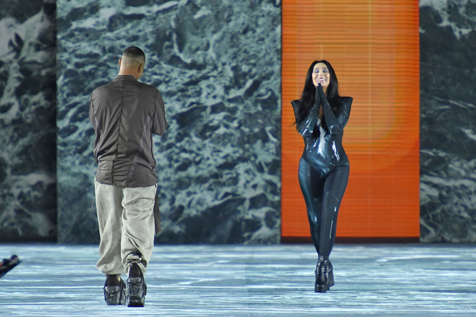Cher na pařížském Fashion Weeku v září 2022
Cher na pařížském Fashion Weeku v září 2022