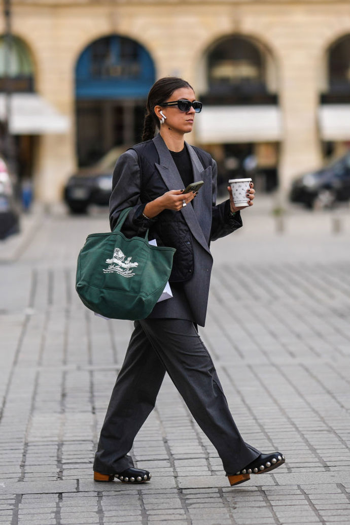 Clogs se stříbrnými cvoky se mohou stát zajímavým detailem v celočerném outfitu.
