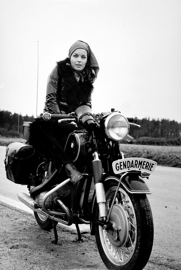 Romy Schneider při natáčení italsko-francouzského detektivního thrilleru Kdo? (Qui?) z roku 1970, kde si zahrála potenciální vražedkyni. 
