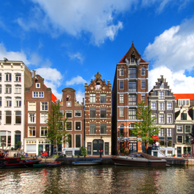 Amsterdam

Letos v létě se otevírá další z Soho House hotelů právě v Amsterdamu. Nachází se v krásné budově Bungehuis na ulici Spuistraat nedaleko od amsterodamských kanálů. Hotel má navíc střešní bazén, z něhož je na celé město krásný výhled. 

Amsterdam je známý díky své umělecké scéně, proto je právě umělecky laděný podnik Toki ideálním místem, kde začít den (a vyfotit si skvělou fotku na Instagram). Interiér je minimalistický a atmosféra přátelská a sousedská. 

Holandské hlavní město by se nabízelo celé projet na kole, ale objevovat ho můžete i z lodě plující po jednom z tamních kanálů. 
