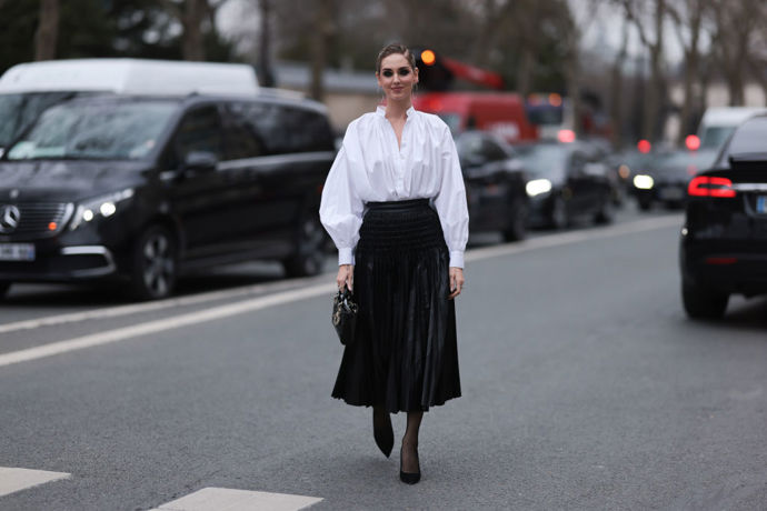 Černou plisovanou sukni a bílou košili oblékla na fashion week i Chiara Ferragni.
