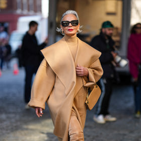 Kanadská influencerka se totiž nebojí kombinovat drahé kousky s vintage, a stejně tak ji můžete zahlédnout v pestrobarevných i zemitých outfitech.
