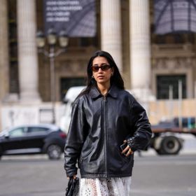 Do chladnějších letních dní se skvěle hodí kontrastní kombinace romantické krajkové sukně a drsnější kožené oversized bundy.
Do chladnějších letních dní se skvěle hodí kontrastní kombinace romantické krajkové sukně a drsnější kožené oversized bundy.