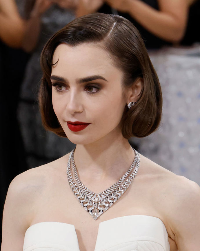 Lily Collins na Met Gala v roce 2023.
Lily Collins na Met Gala v roce 2023.