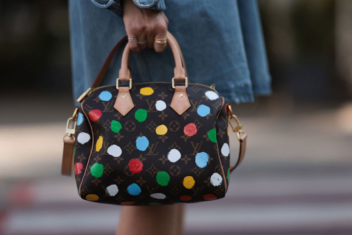 Puntíky se nevyhnuly ani kabelkám Louis Vuitton, na ikonickou Monogram Speedy je přidala umělkyně Jajoi Kusama.
