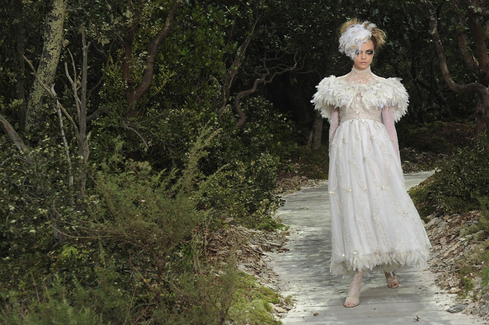 CHANEL HAUTE COUTURE SPRING/SUMMER 2013

Na této přehlídce se modelky procházely v uměle vytvořeném lese.

