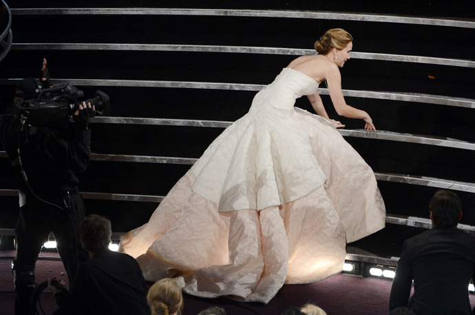 Jennifer Lawrence zakopla při cestě na podium (2013)

Jennifer Lawrence upadla na schodech po cestě pro sošku za nejlepší herečku ve filmu Terapie láskou. Derek McLane, který seděl kousek od místa, kde herečka zakopla uvedl, že byl zděšený a myslel si, že tam někdo něco rozlil. Poté se ukázalo, že zakopla o své šaty od Diora (které byly mimochodem překrásné).
